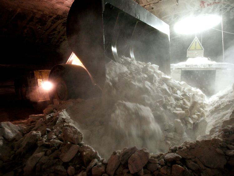 Ein Fahrlader lädt im Kaliwerk Werra des Grubenbetriebs Hattorf-Wintershall bei Philippsthal (Kreis Hersfeld-Rotenburg) das zuvor abgesprengte Rohsalz bei einem Brecher ab.