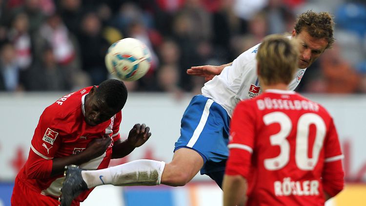 Der Düsseldorfer Assani Lukimya-Mulongoti und der Rostocker Marcel Schied (r.) kämpfen um den Ball.