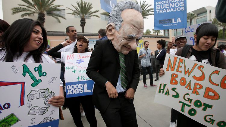 Murdoch greift tief in die Tasche (im Bild: ein als Rupert Murdoch verkleideter Demonstrant protestiert beim Shareholder Meeting von News Corp.).