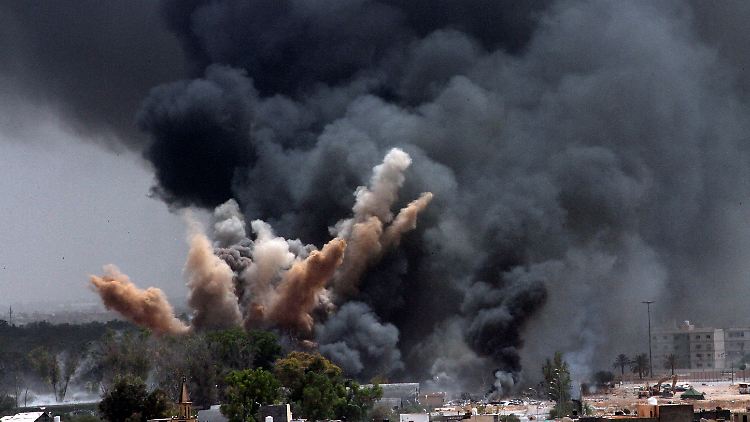 Die NATO bombardierte zahlreiche Ziele in Libyen (hier ein Luftschlag auf Tripolis im März).