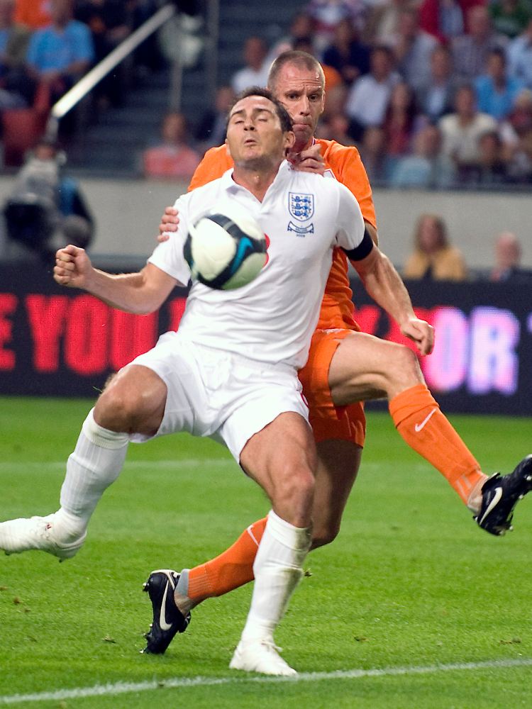 Sieht aus wie Tanz, war aber Fußball: Englands Frank Lampard im Duell mit Andre Ooijer.