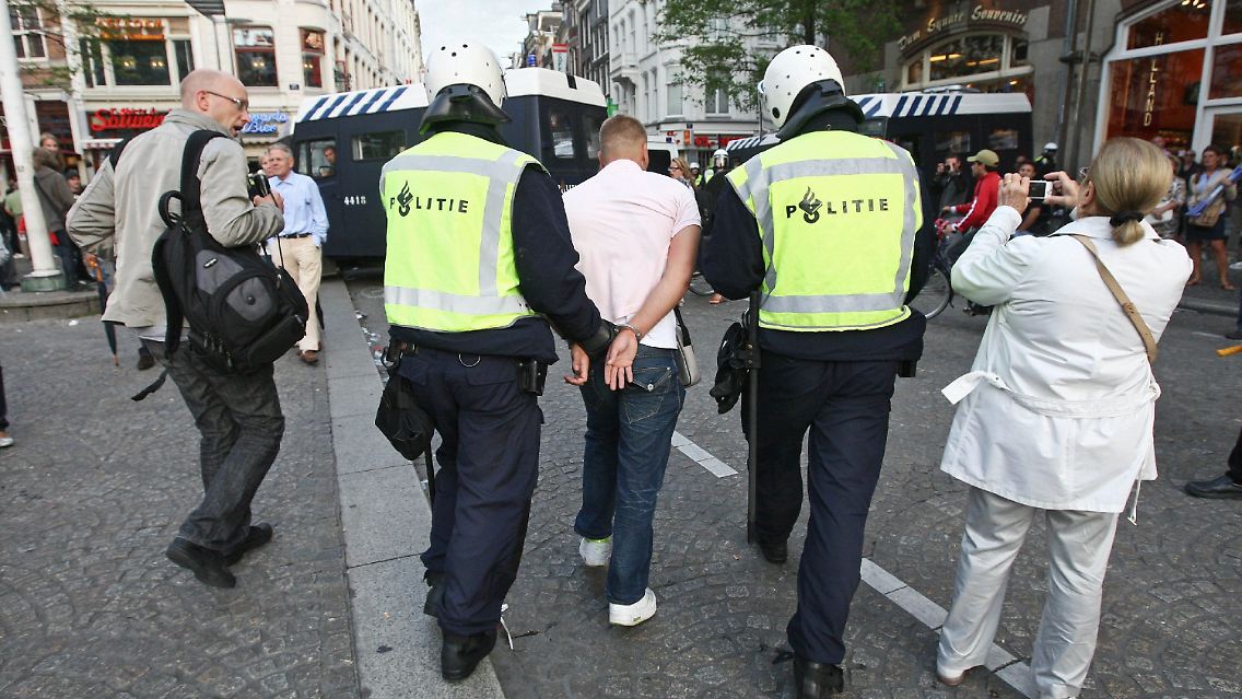 Insgesamt 41 Randalierer wurden von der Amsterdamer Polizei in Gewahrsam genommen.