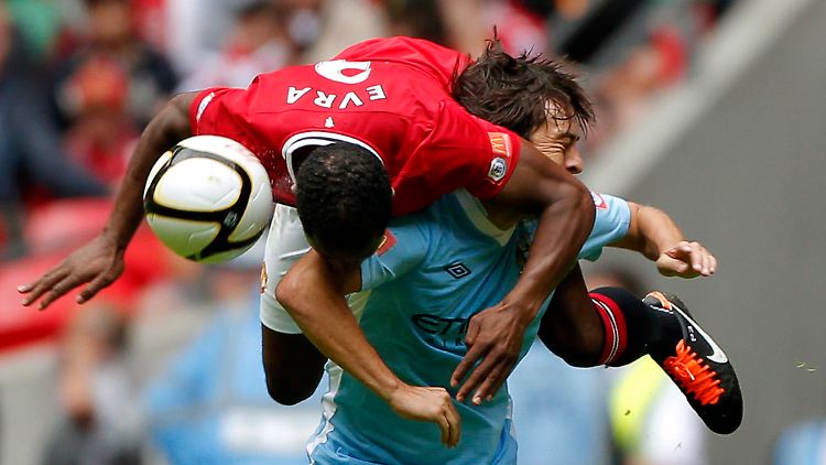 Der Ball wird nicht nur teilweise hart umkämpft sein im Manchester-Derby.