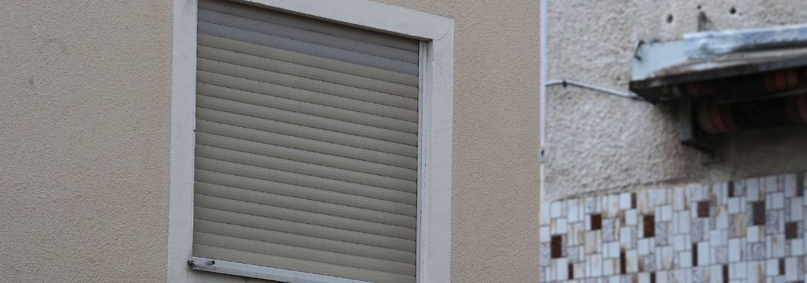 Ein verdunkeltes Fenster der Wohnung, in dem Sarah mit ihren Eltern gewohnt hat.