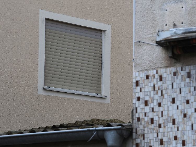 Ein verdunkeltes Fenster der Wohnung, in der Sarah mit ihren Eltern gewohnt hat.