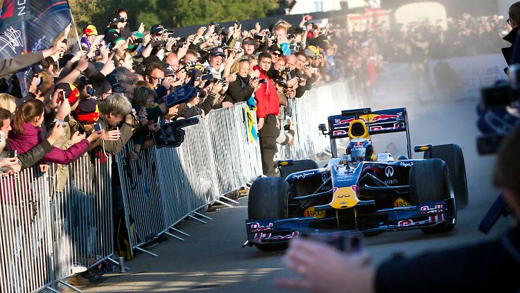 Beim Heimatbesuch in Heppenheim ließ Formel-1-Champion Sebastian Vettel die Reifen weltmeisterlich qualmen.