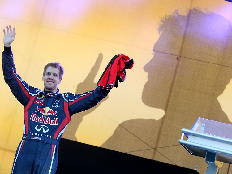 "Wenn da so viele Leute stehen und gucken einen an, das ist schon ein bisschen komisch", scherzte Vettel in Heppenheim.