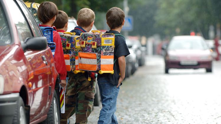 Aufgepasst Autofahrer: Mit Beginn der neuen Schulzeit sind viele, verkehrsunerfahrene Schulanfänger auf den Straßen.