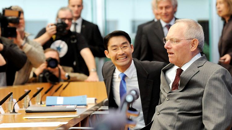 Diese Nachricht bedeutet Wasser auf die Mühlen der FDP. Parteichef Rösler (Mitte) freut sich schon.