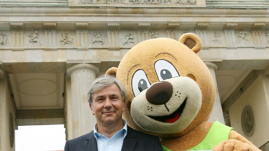 Berlins Regierender Bürgermeister Wowereit, und das WM-Maskottchen Berlino.