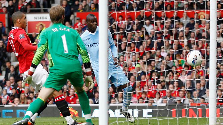 Ball + Balotelli = Tor: Diese einfache Formel ging im Stadtderby zwischen United und City zweimal auf. 