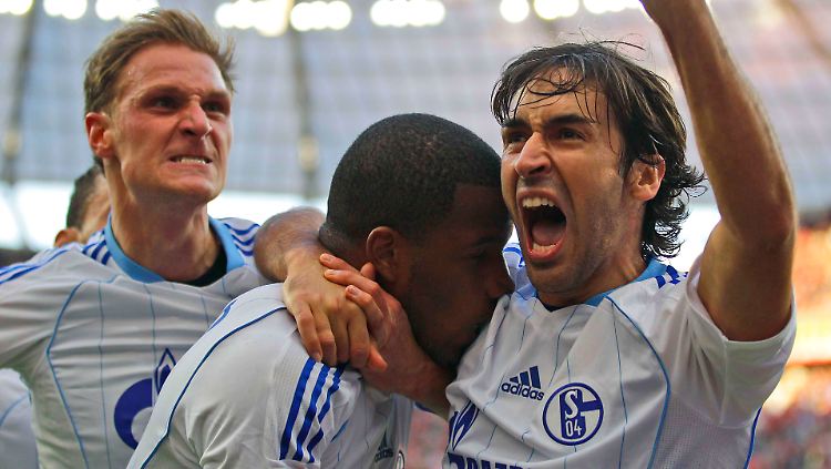 Freudenfratzen: Die Schalker Benedikt Höwedes (l.), Raul und Jefferson Farfan feiern das 1:0 gegen Leverkusen.