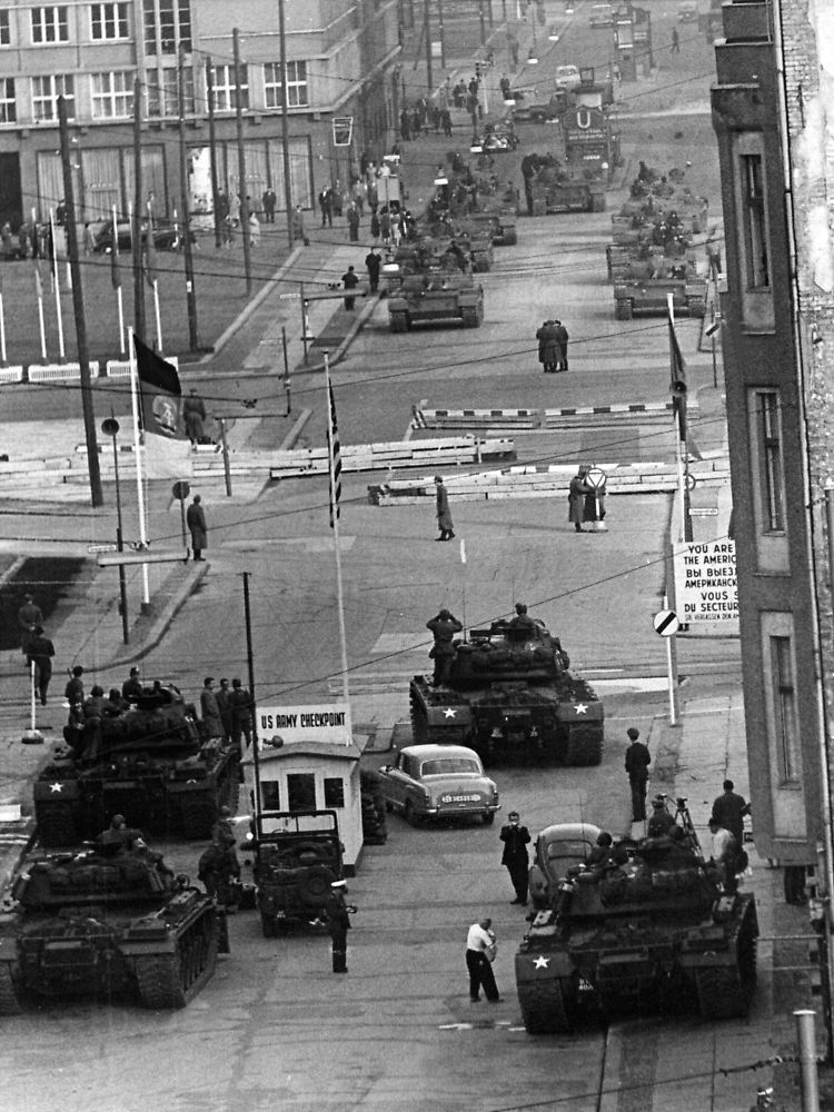 Ende Oktober 1961: sowjetische (hinten) und US-amerikanische Panzer (vorn) an der Berliner Sektorengrenze in der Friedrichstraße, am sogenannten Checkpoint Charlie.