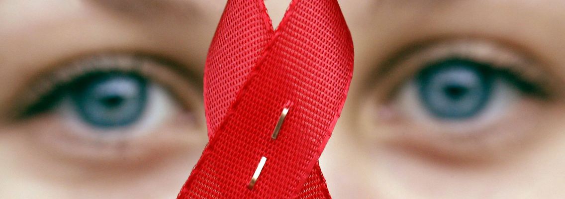 Die rote Schleife ist das Symbol der Solidarität mit HIV-Infizierten.
