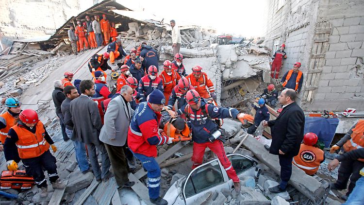Fieberhaft suchen die Helfer nach Überlebenden.