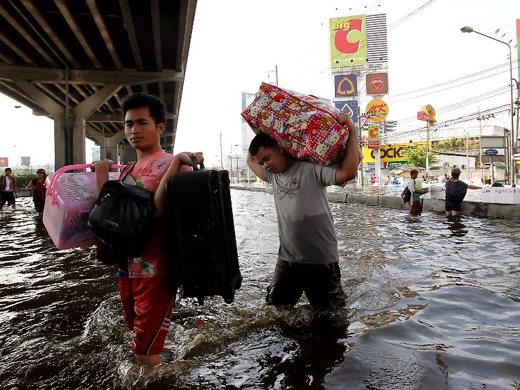 Die Menschen müssen sich noch auf Wochen mit dem Wasser einstellen, hat Thailands Regierungschefin gesagt.