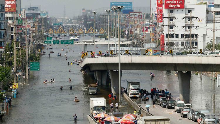 Teile Bangkoks stehen bereits seit Tagen unter Wasser.