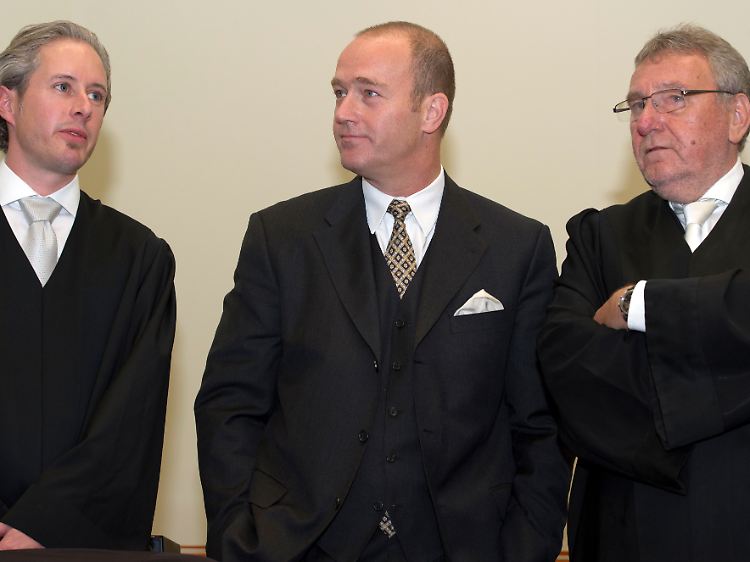 Risikovorstand auf der Anklagebank: Gerhard Gribkowsky (Mitte) überlässt das Reden seinem Anwalt Rainer Brüssow (rechts).