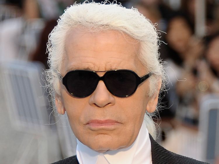 Der deutsche Luxus-Designer Karl Lagerfeld macht seine Mode einem breiten Publikum zugänglich.