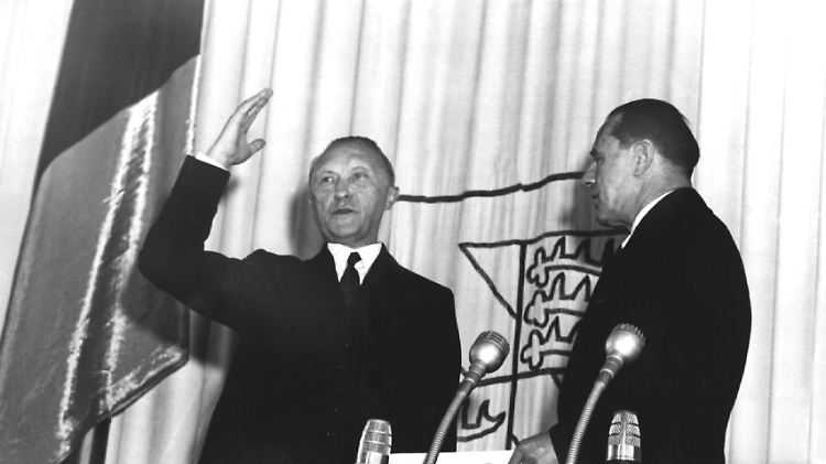 Konrad Adenauer wird am 20. September 1949 durch Bundestagspräsident Erich Köhler als erster Kanzler der Bundesrepublik Deutschland in Bonn vereidigt.
