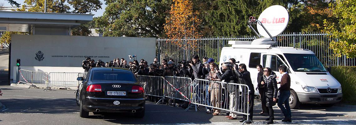 Die US-Botschaft in Genf ist gut gesichert - auch gegen die wartenden Journalisten.