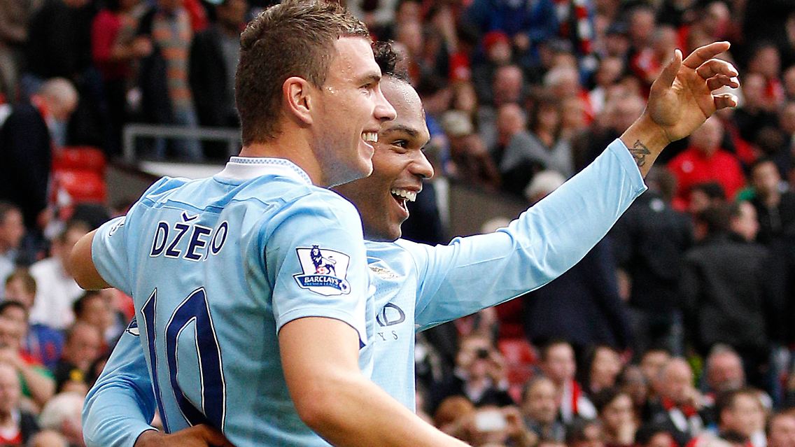 "Warum immer ich?": Mario Balotelli, Manchester City, jubelt mit dem Kollegen Edin Dzeko.