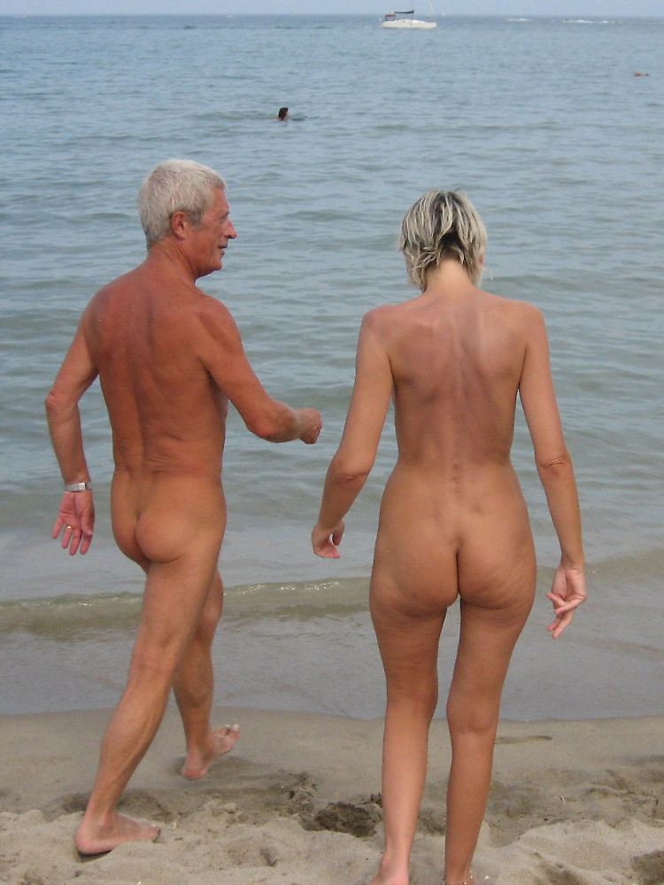 Am Strand der Naturistensiedlung in Leucate.
