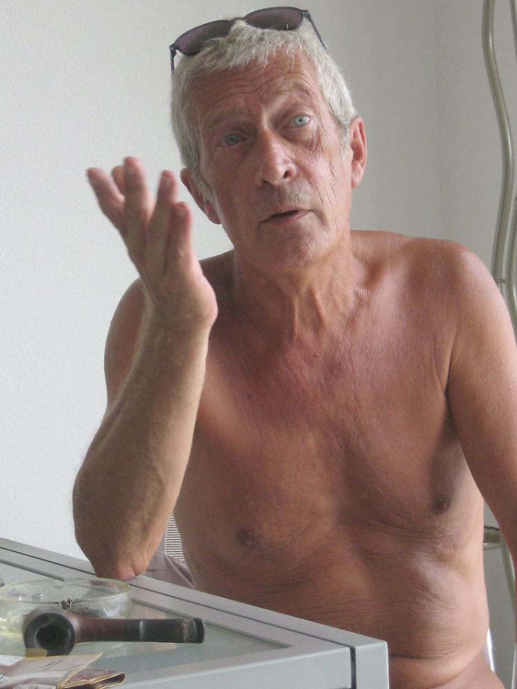 Leclerc in seinem Appartment in der Naturistensiedlung Leucate.