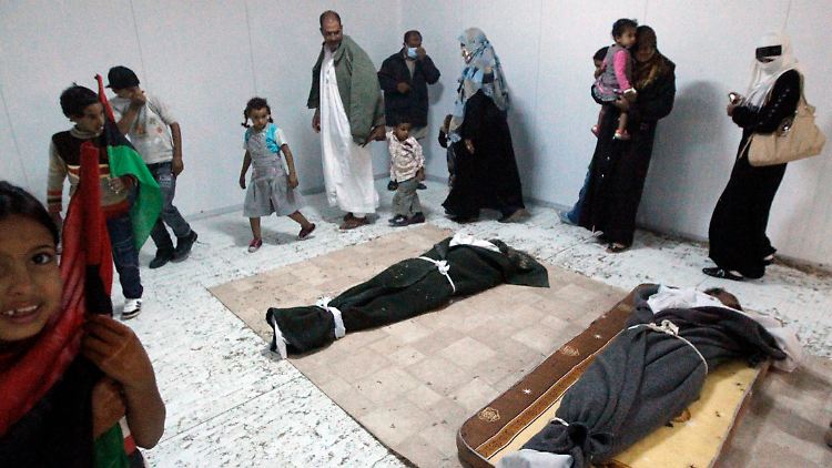 Die öffentliche Zurschaustellung der Leiche von Gaddafi habe das "gewohnheitsmäßige Völkerrecht" verletzt, so die UN-Kommission.