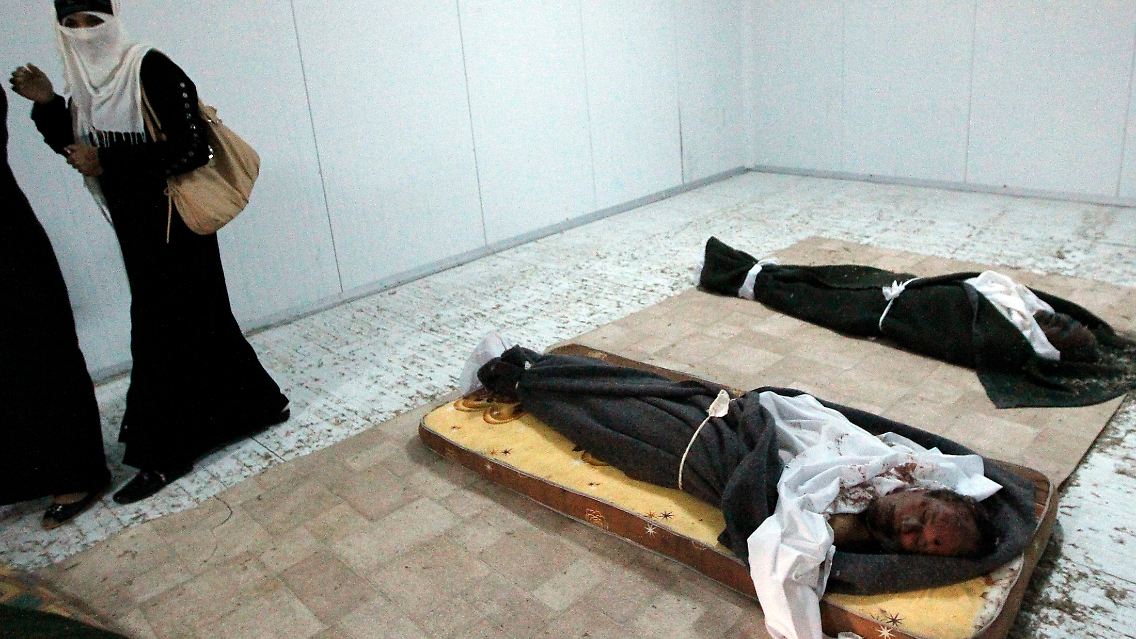 2011-10-24T174549Z_01_LIB17_RTRMDNP_3_LIBYA-GADDAFI-BODY.JPG6397307494428695857.jpg