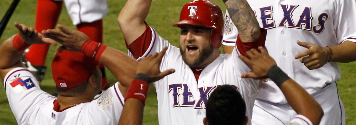 Texas feiert schon: Mike Napoli, Mitte, mit seinen Teamkollegen Yorvit Torrealba, Elvis Andrus und Nelson Cruz, von links.