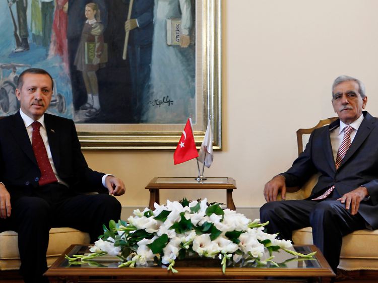 Die pro-kurdische Partei DTP, hier Parteichef Ahmet Türk (rechts) mit Ministerpräsident Erdogan, hat weitreichende Forderungen.