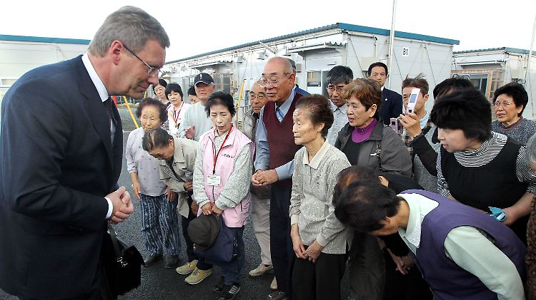 Bundespräsident Wulff spricht in Fukushima mit Opfern.