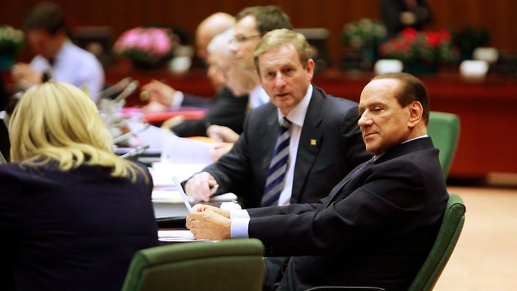 Silvio Berlusconi (r.) in seiner typischen bescheidenen Pose beim Euro-Gipfel.