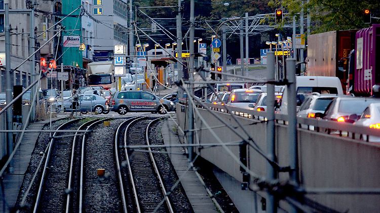 Während auf den Schienen in der Stuttgarter Innenstadt keine Straßenbahn fährt, staut sich auf der daneben liegenden Fahrspur der Verkehr. 