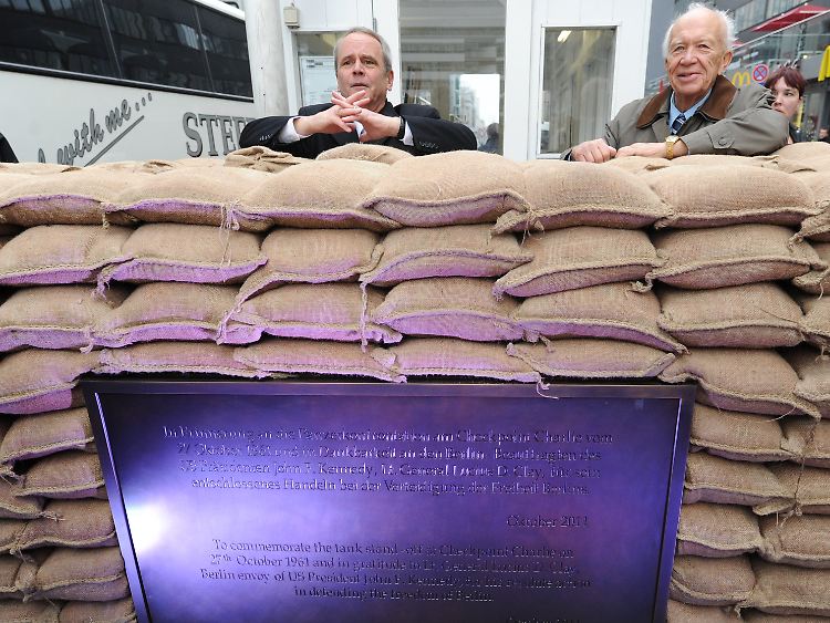 Charles C. Clay (l) und Sergej Chruschtschow hinter Sandsäcken am Checkpoint Charlie vor der Alliierten Kontrollbaracke bei der Enthüllung einer Gedenktafel.