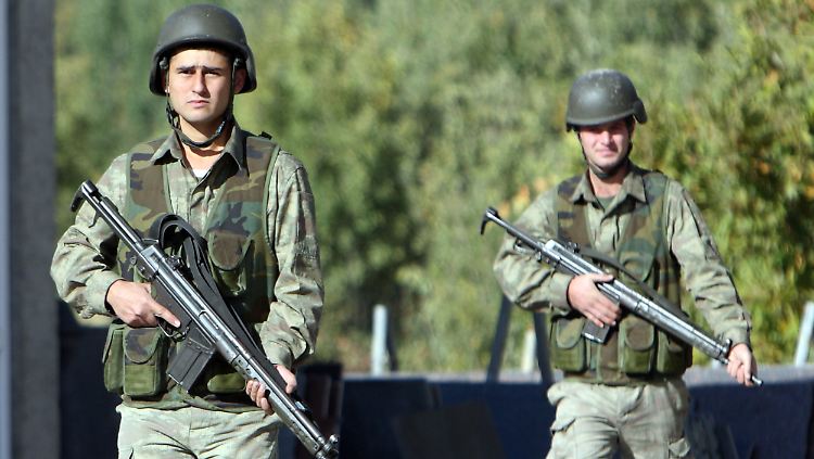 Türkische Soldaten auf der Patrouille.