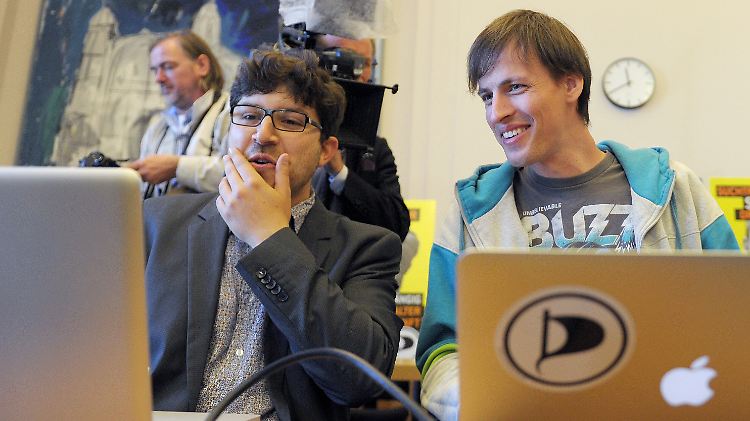 Andreas Baum (r) und Christopher Lauer von der Piratenpartei in Berlin.