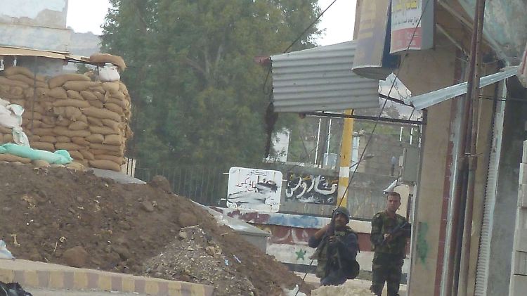 Syrisches Soldaten an einem Checkpoint.