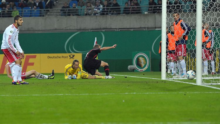 Der Ball ist drin und RB Leipzig damit raus aus dem Pokal. Leicht gemacht hat es der Viertligist dem formal erstklassigen FC Augsburg aber nicht ganz und gar nicht.