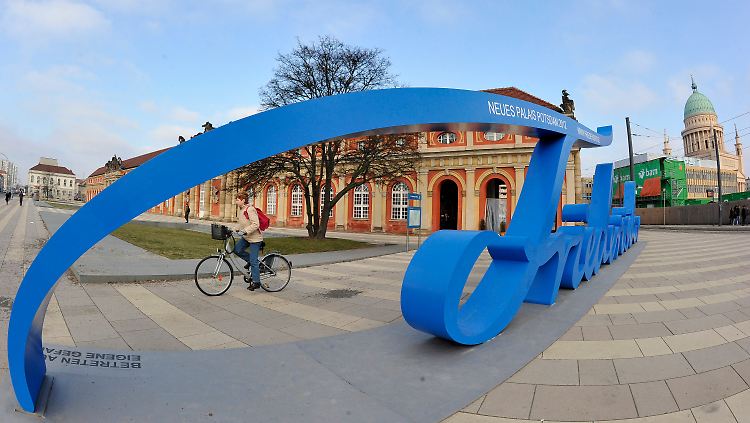 23 Meter langer Schriftzug "Friederisiko" (Friedrich und das Risiko) in Potsdams Innenstadt vor dem Filmmuseum.