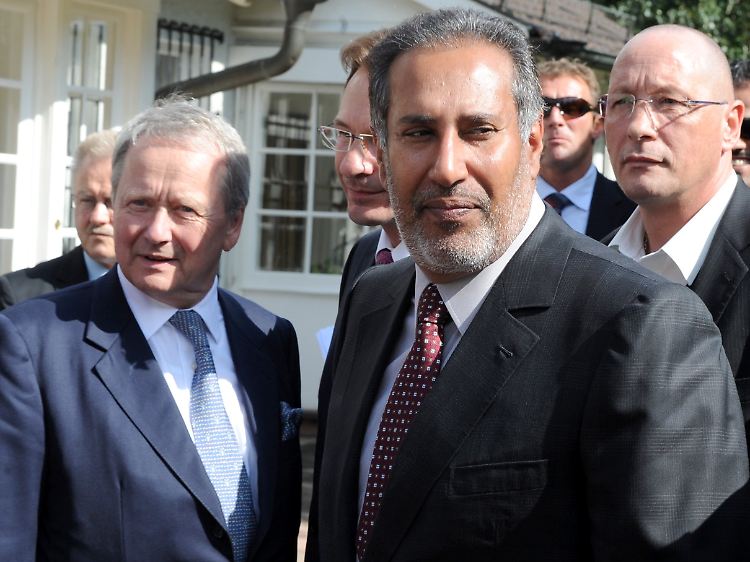Scheich Al-Thani mit Porsche-Aufsichtsratschef Wolfgang Porsche nach der Unterzeichnung. Rechts im Hintergrund Porsche-Betriebsratschef Uwe Hück.