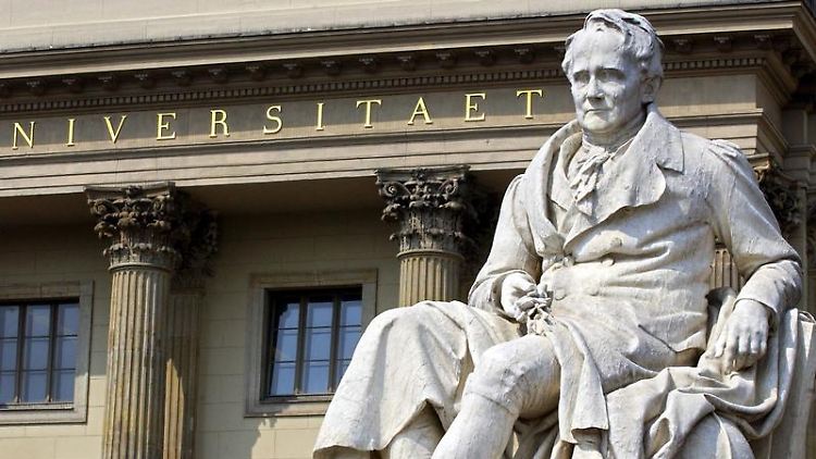 Ein Denkmal für Alexander von Humboldt steht vor dem Eingang der nach ihm benannten Universität in Berlin. Das Institut könnte Google helfen, sein Image aufzupolieren. Foto: Tim Brakemeier