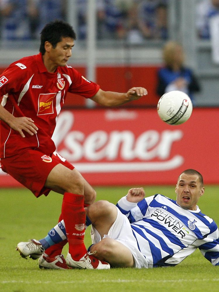 Der Duisburger Christian Tiffert (r) trennt den Cottbusser Torschützen Siayi Shao unfair vom Ball.