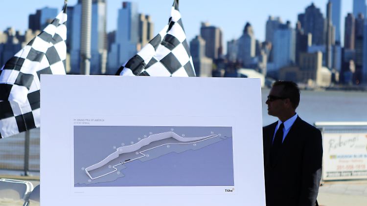 New Jersey Gouverneur Chris Christie präsentiert den neuen Formel-1-Kurs mit Blick auf Manhattan.