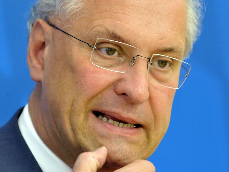 Ausweitung der Netzsperren gefordert: Der bayerische Innenminister Joachim Herrmann auf einer Pressekonferenz in München.