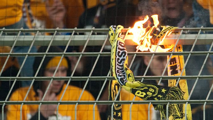 Nicht nur BVB-Schals zündeten die Dresden-Fans in Dortmund an.