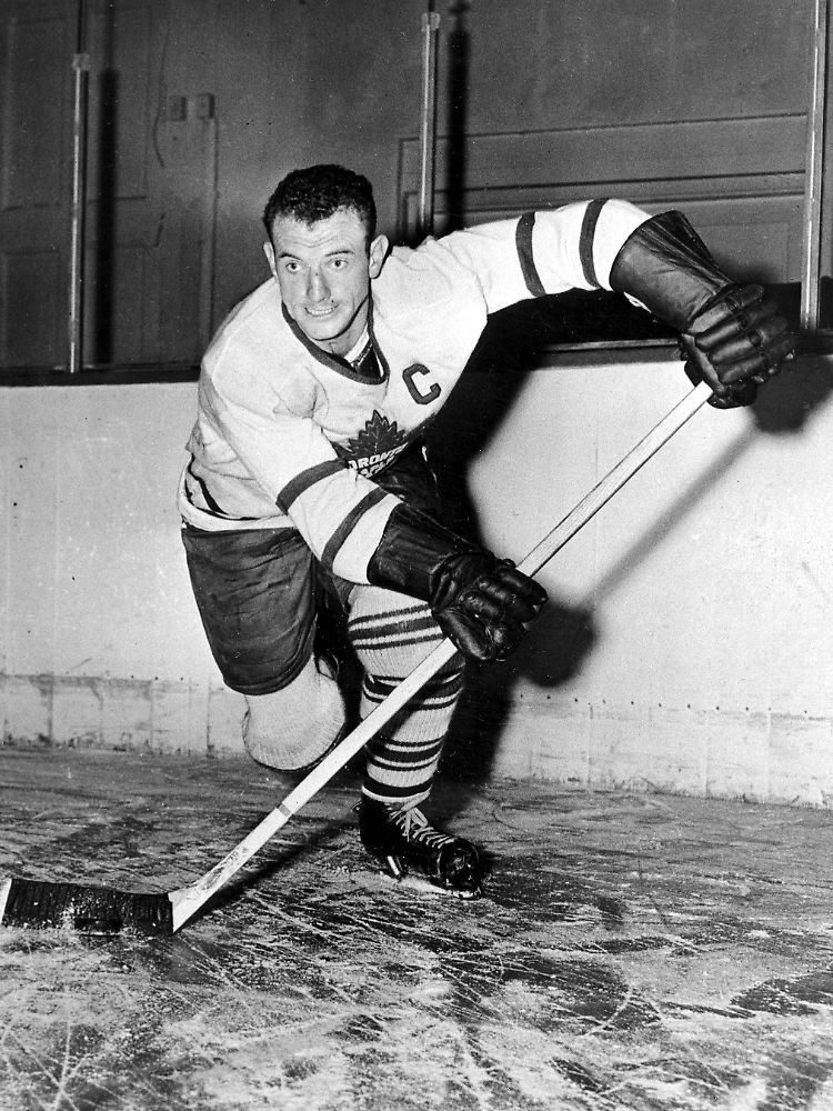 Dieses Bild von 1949 zeigt den damaligen Kapitän der Toronto Maple Leafs, Ted Kennedy, in Aktion.