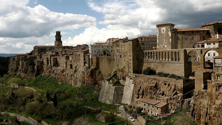 Die Toskana hat mehr zu bieten als Florenz: An der Südspitze der Region sticht Pitigliano mit seinen Grotten und Tuff-Felsen hervor.