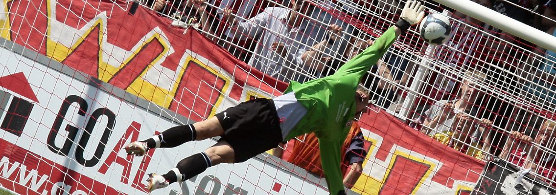 Düsseldorfs Torwart Michael Ratajczak greift nach dem Schuss des Berliners Kenan Sahin zum ins Leere.